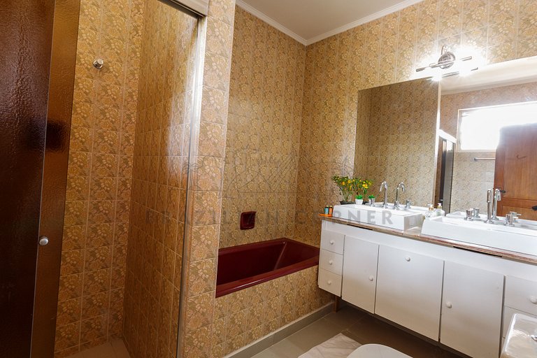 Cozy ensuite at Sunset Square