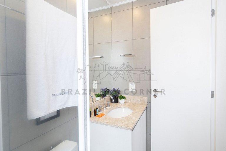 Three Bedrooms in Pinheiros with Pool and Gym