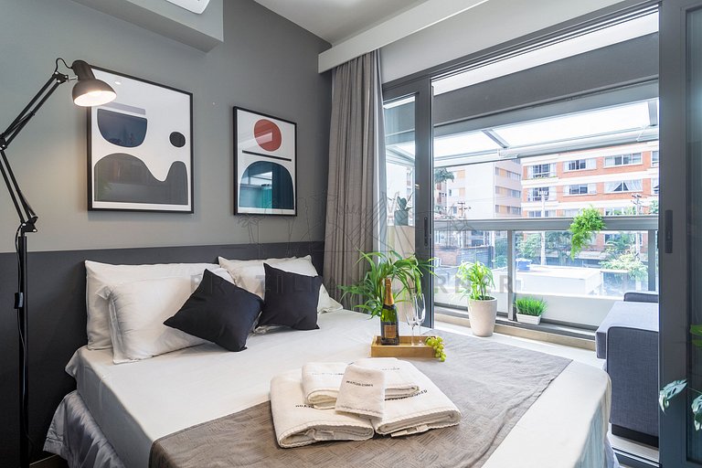 Studio in Pinheiros with pool, AC and cool balcony