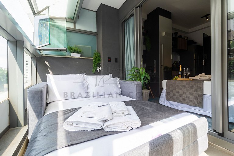 Studio in Pinheiros with pool, AC and cool balcony