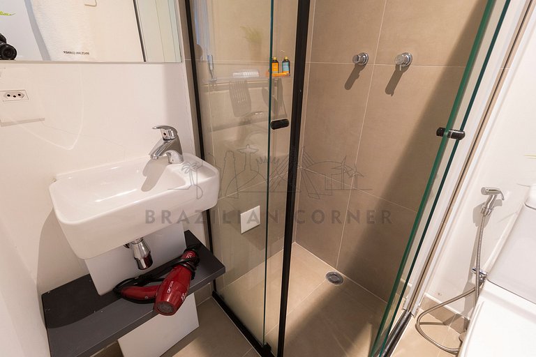 Studio in Pinheiros with pool, AC and cool balcony