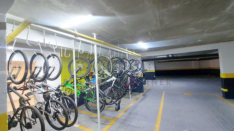 Piscina, academia e vaga | Brazilian Corner