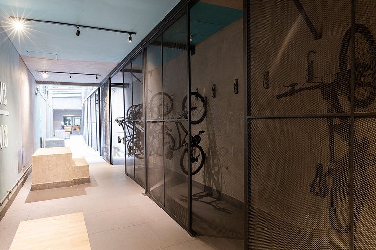 Modern, AC, 24h Gym, rooftop, close to metro