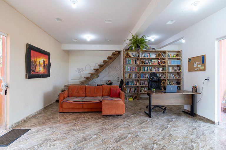 House with 5 Suites, Pool, and Stunning Views