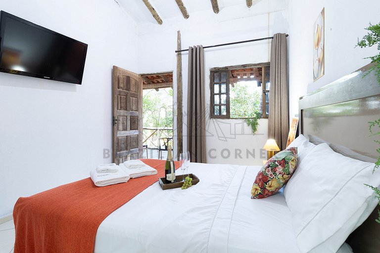 House with 5 Suites, Pool, and Stunning Views