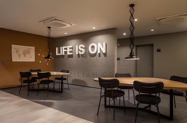 Vista incrível com piscina na cobertura e academia