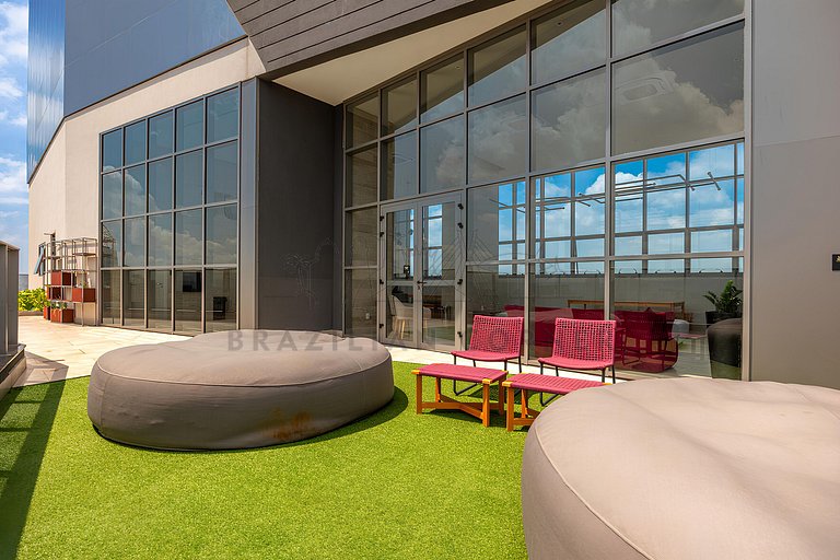 Vista incrível com piscina na cobertura e academia