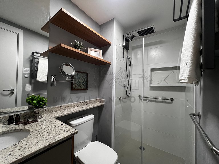 Moderno e tecnológico c/ AC, piscina e academia