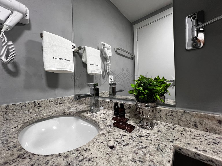 Moderno e tecnológico c/ AC, piscina e academia