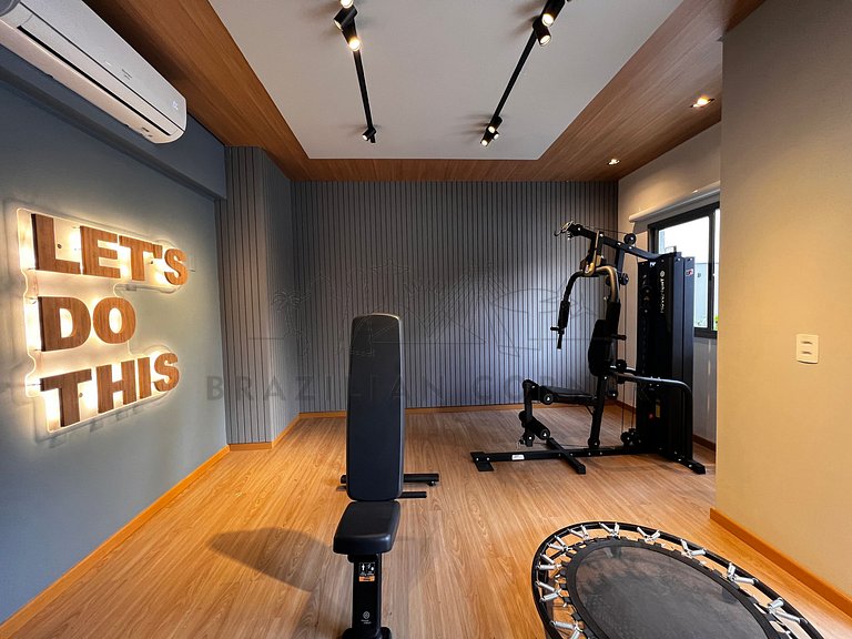 Moderno e tecnológico c/ AC, piscina e academia