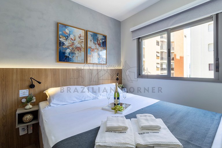 Moderno e tecnológico c/ AC, piscina e academia