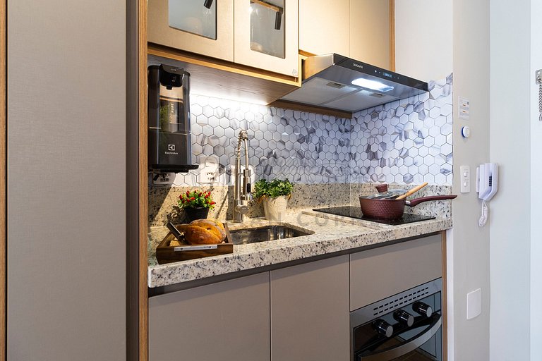 Moderno e tecnológico c/ AC, piscina e academia