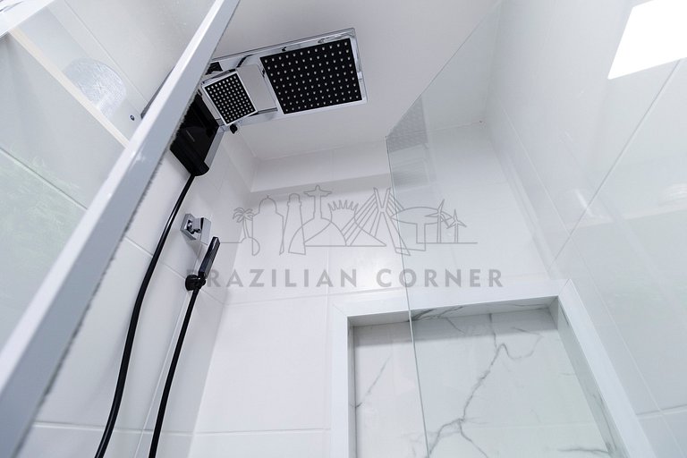 Moderno e tecnológico c/ AC, piscina e academia