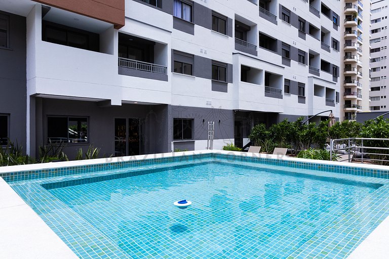 Moderno e tecnológico c/ AC, piscina e academia