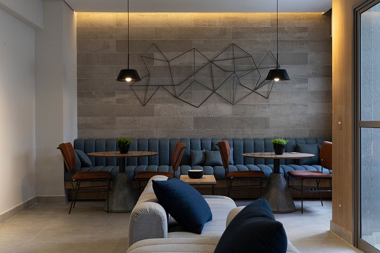 Moderno e tecnológico c/ AC, piscina e academia