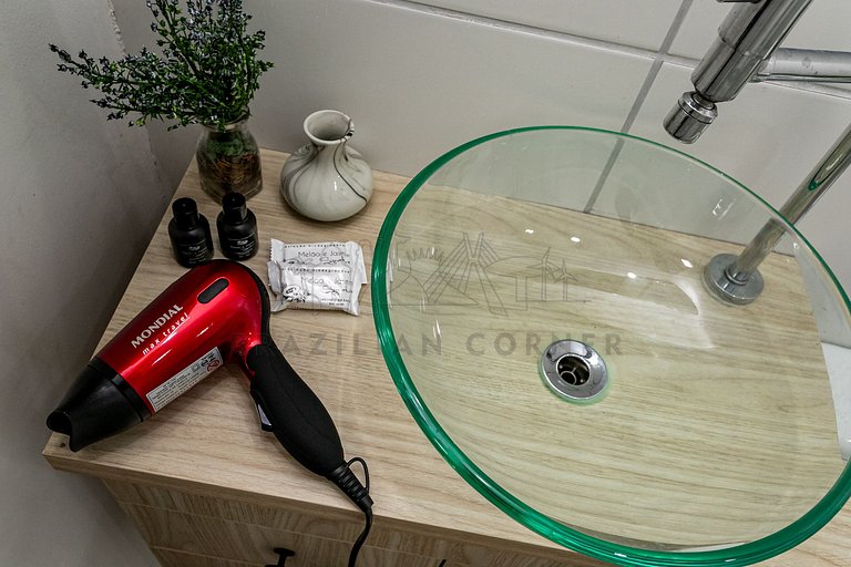 Moderno com ar- condicionado, piscina e academia