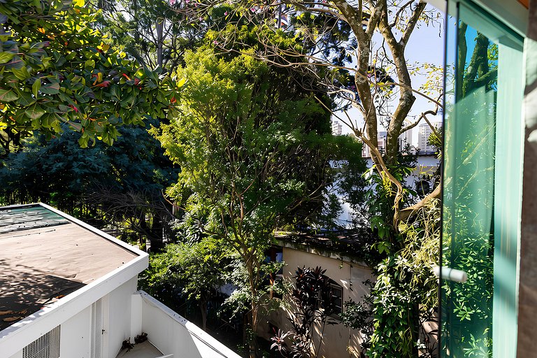 Charming in Vila Madalena with AC & Queen Bed