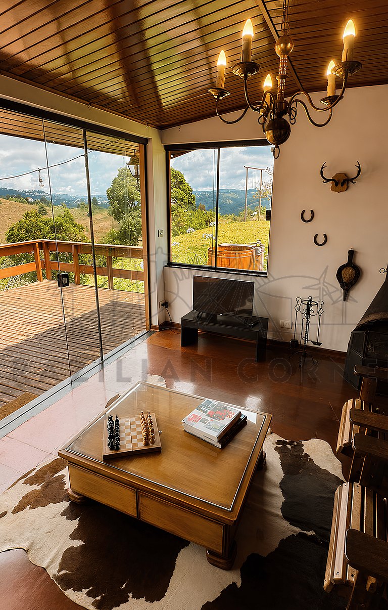 Mountain Cabin with hot tub and fireplace