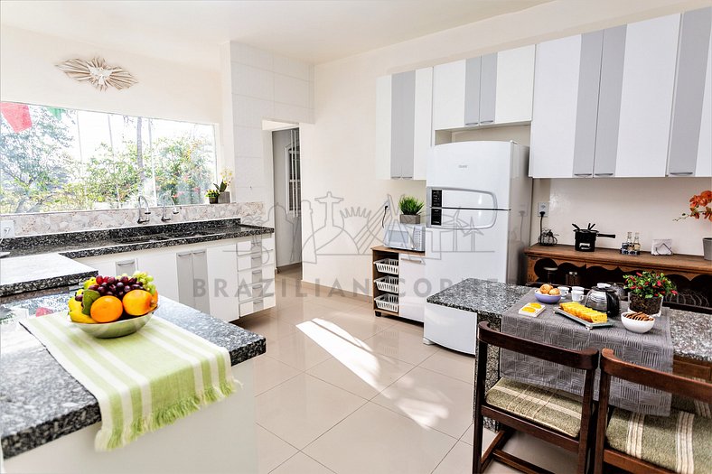 Beautiful house in Lapa 4 bedrooms, pool, barbecue and garde